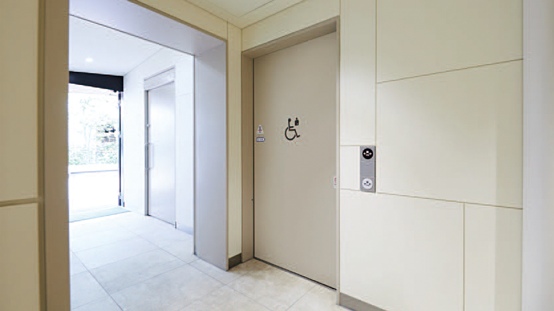 Barrier-freetoilet door