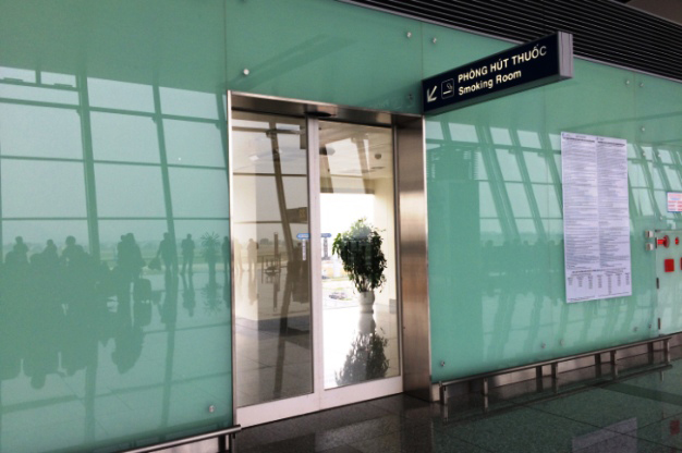 Smoking room entrance