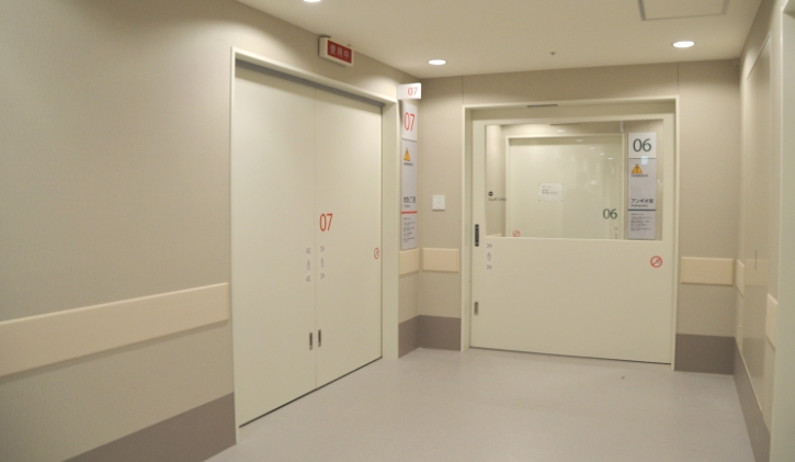 CT室（左）・アンギオ室（右）入口